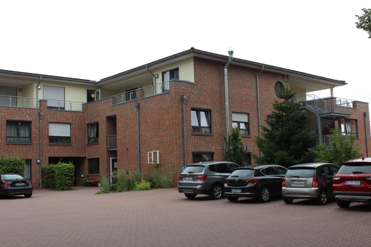 Seniorenresidenz Altharen - Barrierefreies Wohnen in der Gemeinschaft Die Seniorenresidenz Altharen zeichnet sich durch ein besonders familiäres Ambiente aus. In den hell und freundlich gestalteten Räumlichkeiten können sich die Bewohnerinnen und Bewohner wie Zuhause fühlen. Auch an die Bedürfnisse von Ehepaaren ist gedacht, sie können in Pflegeappartements weiter zusammenleben.