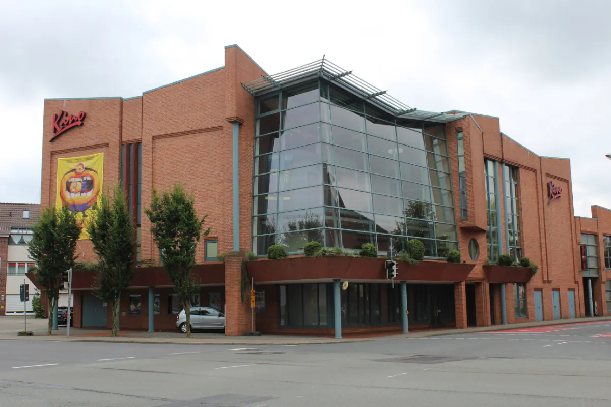 Kino Meppen - Kinoerlebnis für 1000 Besucher verteilt auf 7 Kinosäle Kinocenter für 1000 Besucher, verteilt auf sieben Kinosäle. Kompletter Neubau mit Festpreisgarantie (HOAI Leistungsphase 1–8 in Teilen) für die Kinobetriebe Muckli in Aschendorf.