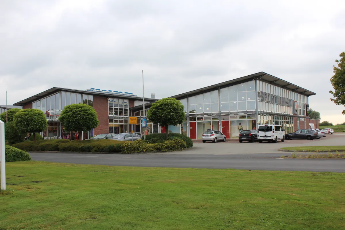 Sport Klahsen in Aschendorf Die Seniorenresidenz Altharen zeichnet sich durch ein besonders familiäres Ambiente aus. In den hell und freundlich gestalteten Räumlichkeiten können sich die Bewohnerinnen und Bewohner wie Zuhause fühlen. Auch an die Bedürfnisse von Ehepaaren ist gedacht, sie können in Pflegeappartements weiter zusammenleben.